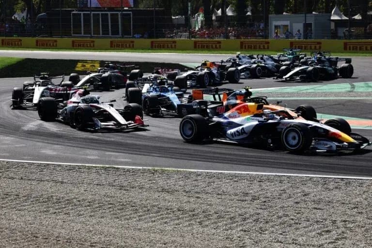 Voitures de Formule 1 en course sur circuit