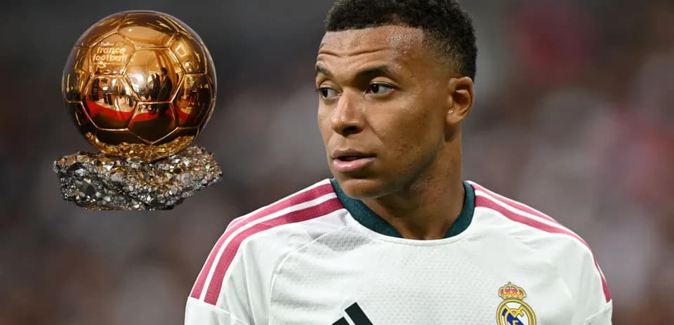 Kylian Mbappé avec le Ballon d'Or en arrière-plan