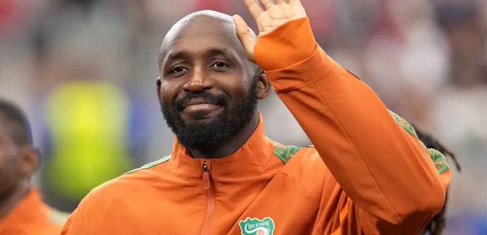 Joueur saluant avant le match avec l'équipe ivoirienne