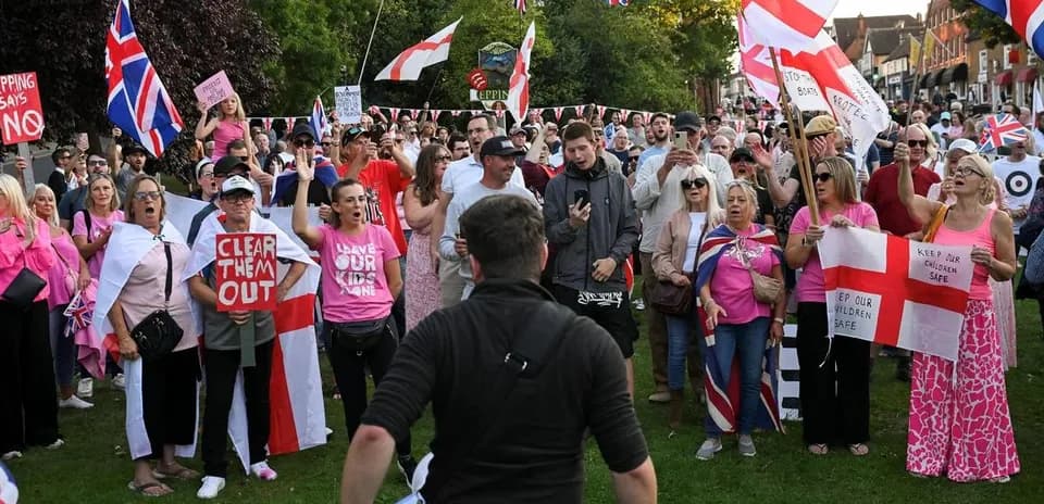Manifestation avec des drapeaux et des pancartes