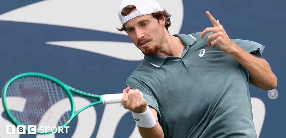 Joueur de tennis frappant la balle avec une raquette