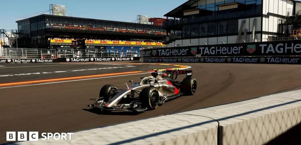 Voiture de Formule 1 sur circuit avec stands
