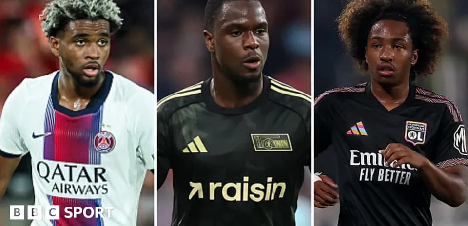 Trois joueurs de football en action sur le terrain