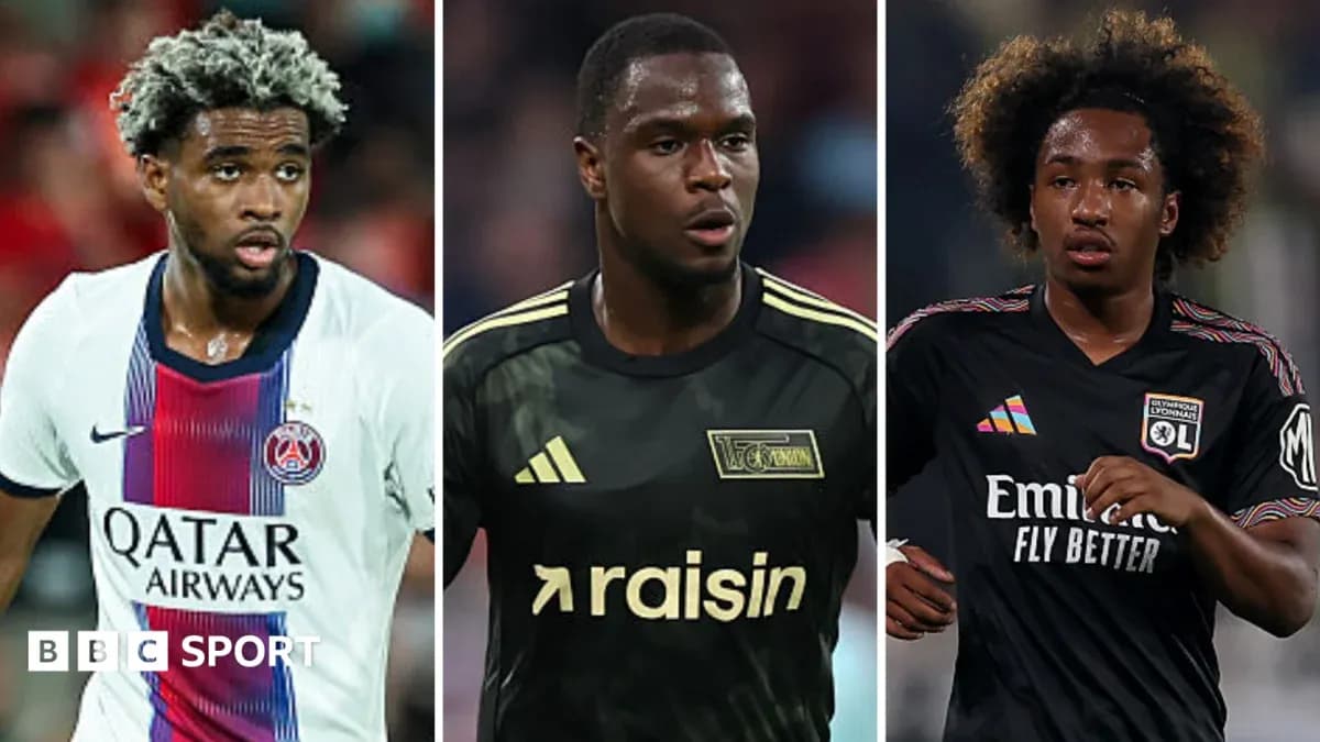 Trois joueurs de football en action sur le terrain