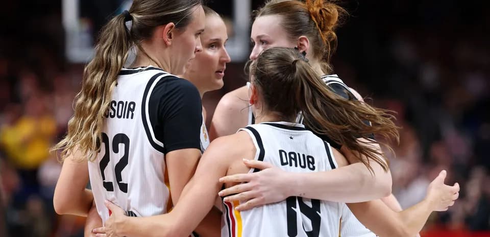 Joueuses se regroupant lors d'un match de basketball