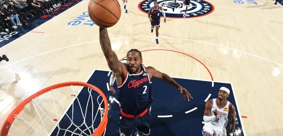 Joueur des Clippers effectuant un dunk au panier