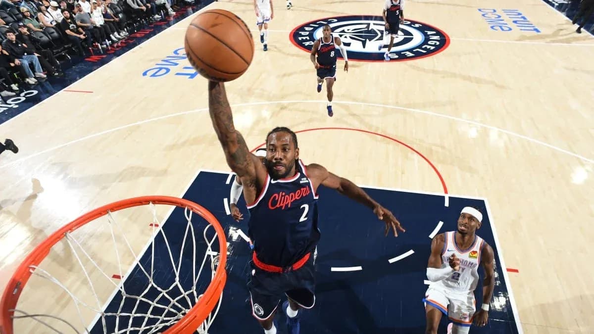 Joueur des Clippers effectuant un dunk au panier