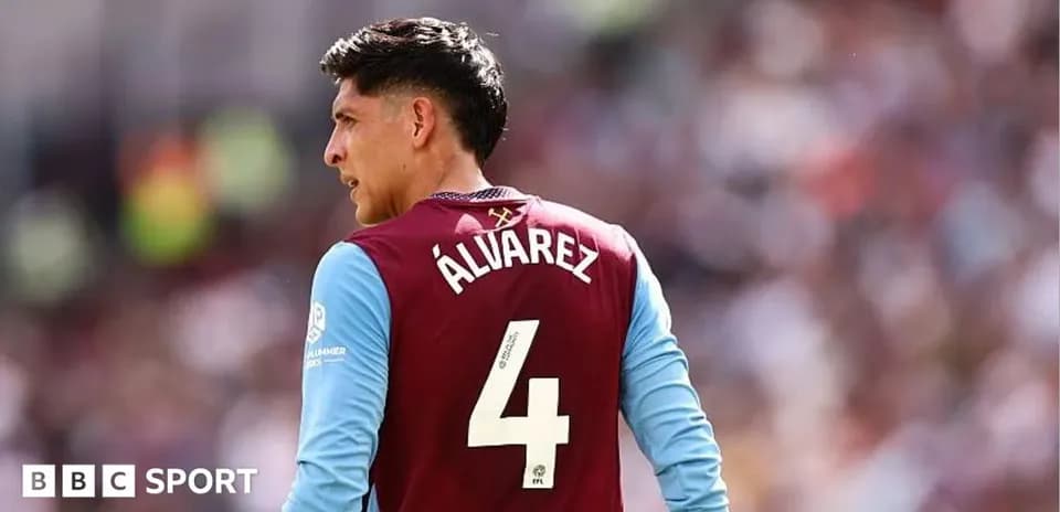 Joueur portant le numéro 4, Álvarez, sur le terrain