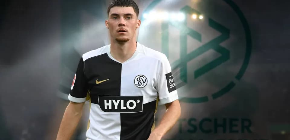 Joueur en tenue de football sur le terrain