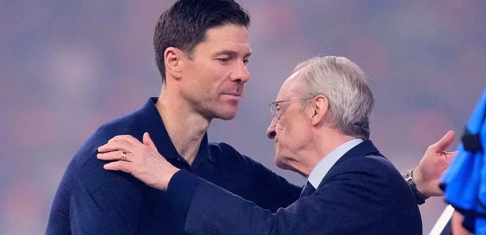 Deux hommes se serrant la main sur le terrain