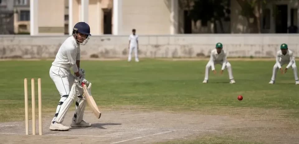 Joueur de cricket prêt à frapper la balle