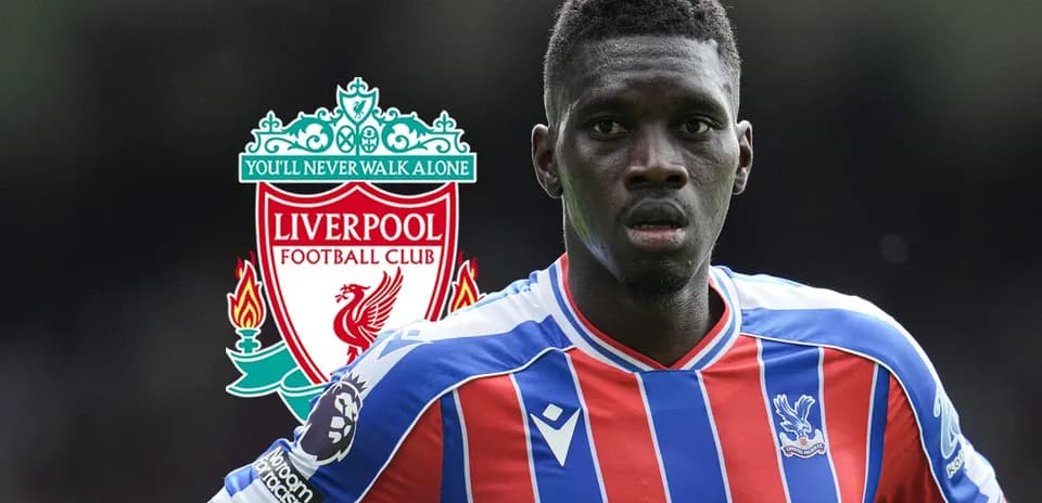 Joueur de Crystal Palace avec logo de Liverpool en arrière-plan