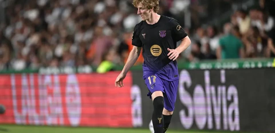Joueur de Barcelone dribblant sur le terrain