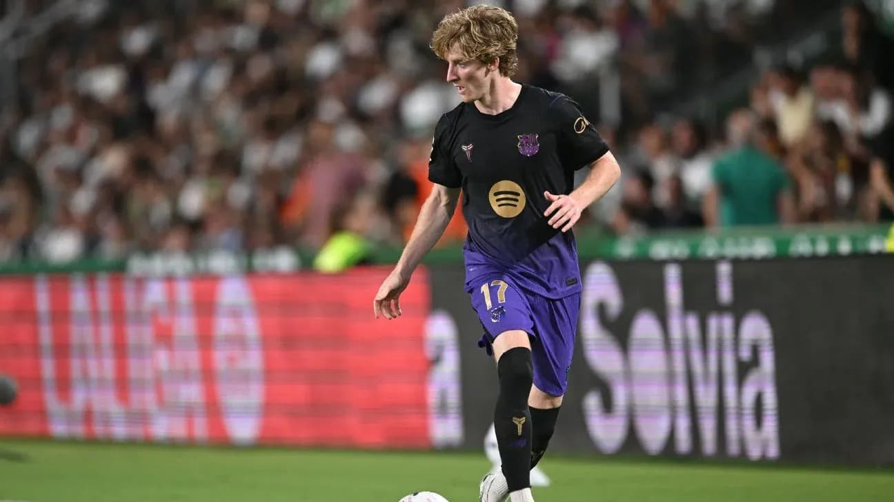 Joueur de Barcelone dribblant sur le terrain