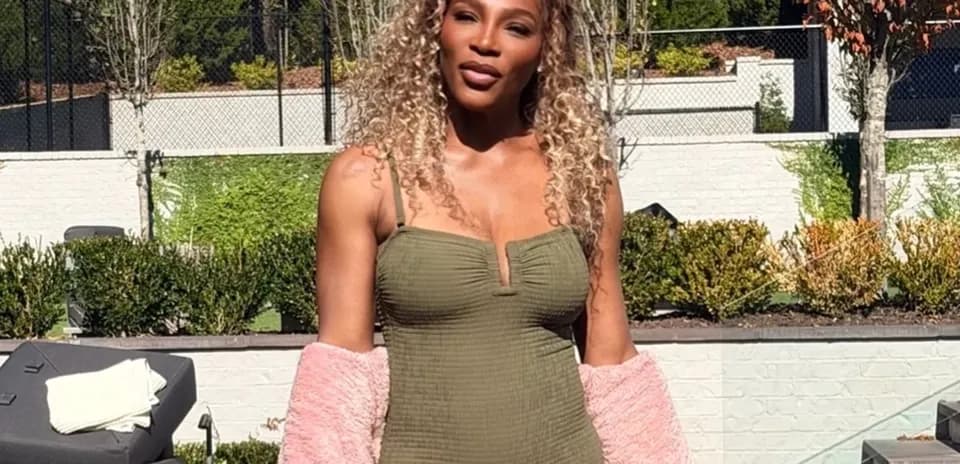 Femme en maillot de bain avec un pull en peluche
