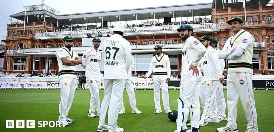 Équipe de cricket discutant sur le terrain à Lord's