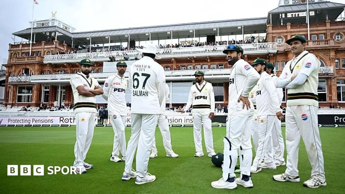 Équipe de cricket discutant sur le terrain à Lord's