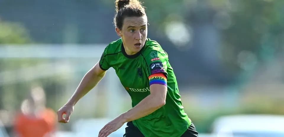 Joueuse en maillot vert courant sur le terrain