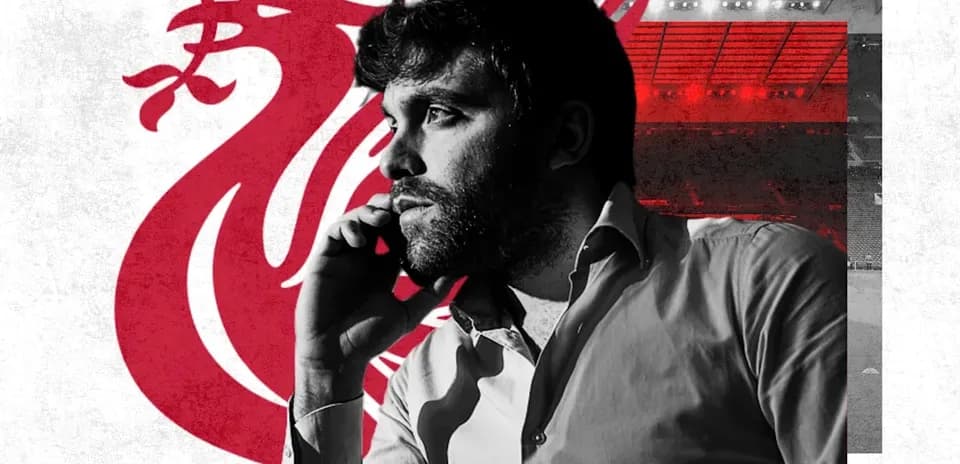 Homme au téléphone avec logo de Liverpool en arrière-plan