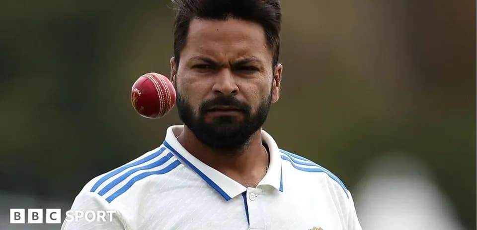 Joueur de cricket avec une balle en l'air
