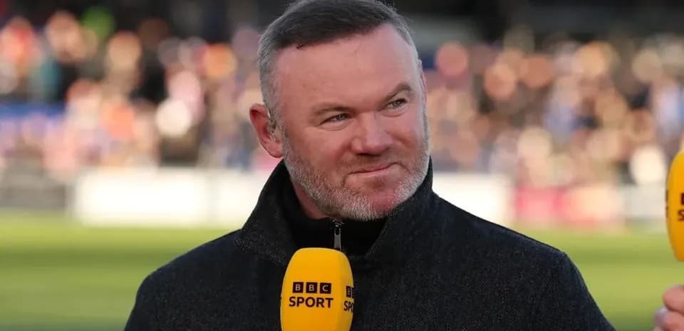 Commentateur avec micro de BBC Sport en arrière-plan