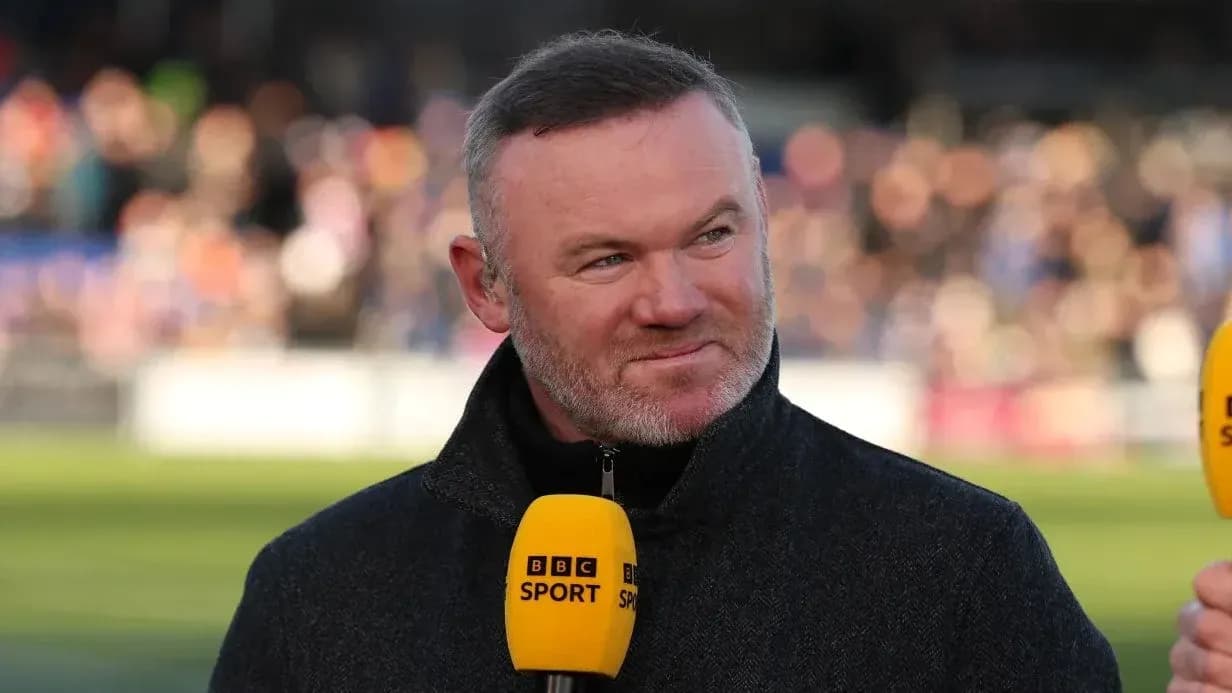 Commentateur avec micro de BBC Sport en arrière-plan