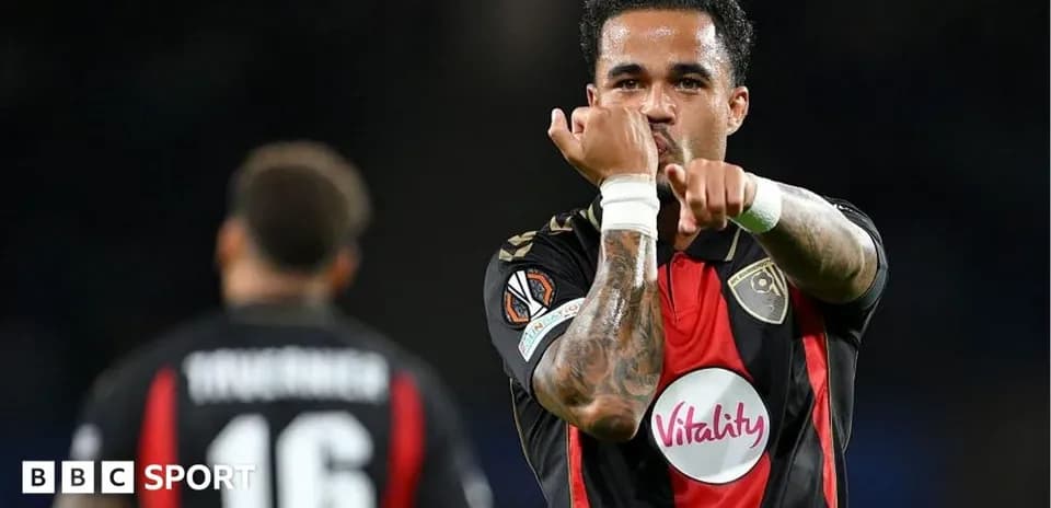 Joueur célébrant un but avec un geste à l'équipe