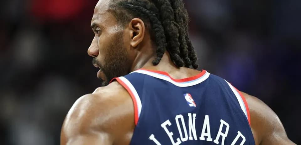 Joueur portant un maillot avec le nom Leonard