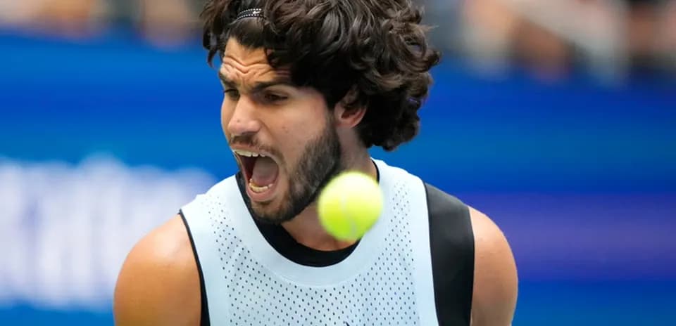 Joueur de tennis frappant une balle en plein match