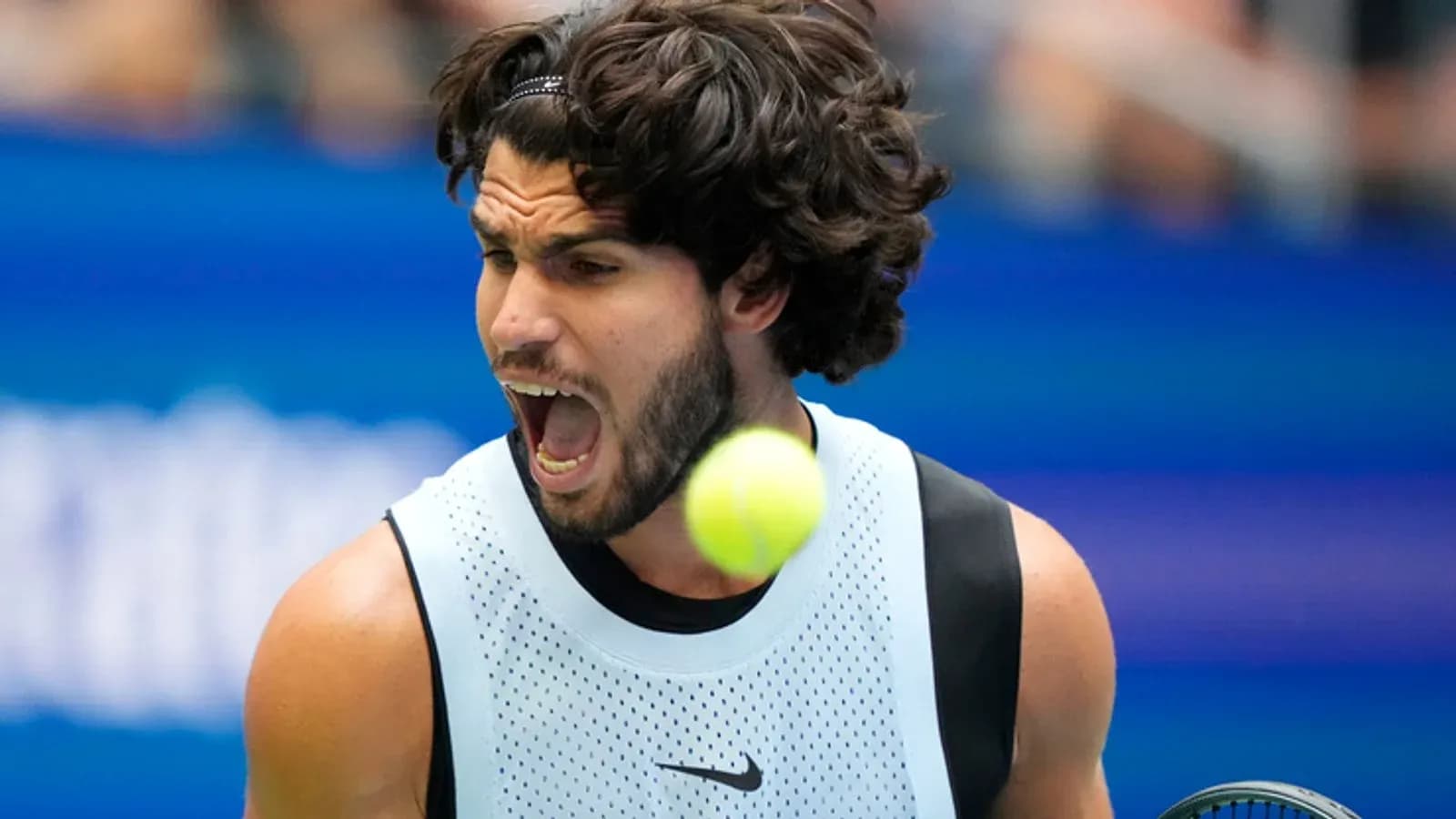 Joueur de tennis frappant une balle en plein match