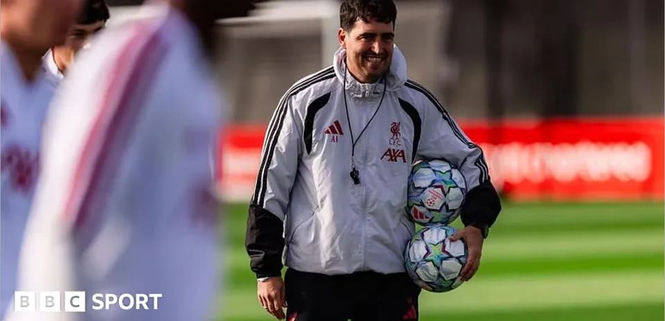 Entraîneur portant des ballons lors de l'entraînement