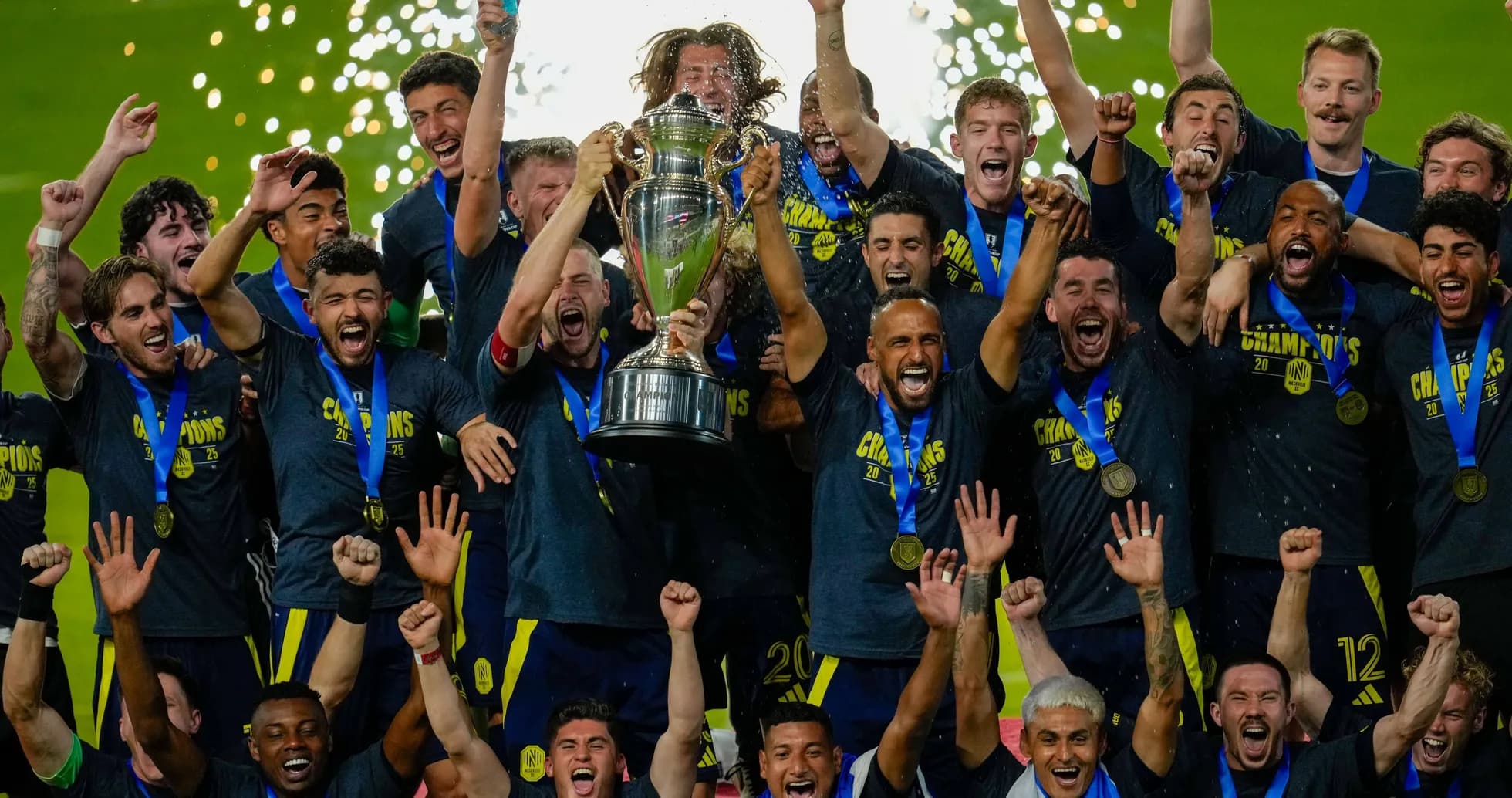 Joueurs célébrant avec le trophée après la victoire