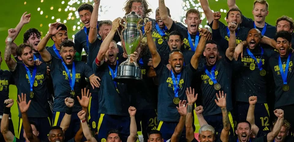 Joueurs célébrant avec le trophée après la victoire