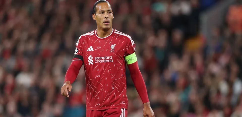 Joueur de Liverpool en maillot rouge sur le terrain