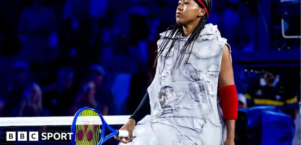 Naomi Osaka entrant sur le court avec une raquette
