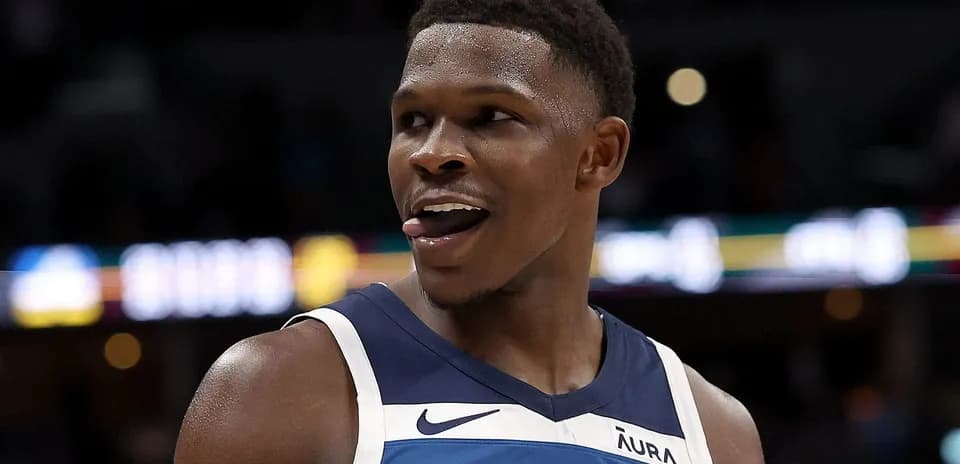 Joueur souriant pendant un match de basket
