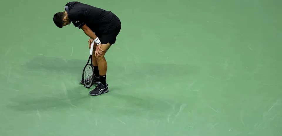 Joueur de tennis se penchant avec sa raquette