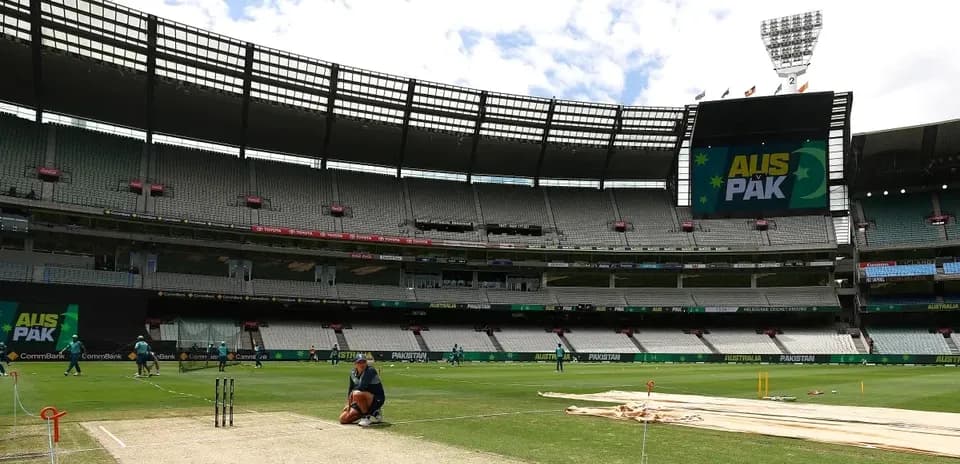 Terrain de cricket avec joueurs s'entraînant au stade