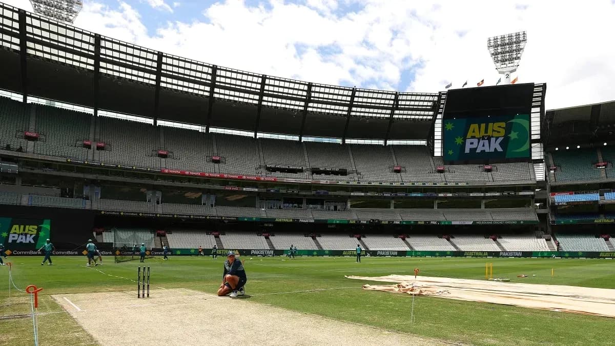 Terrain de cricket avec joueurs s'entraînant au stade