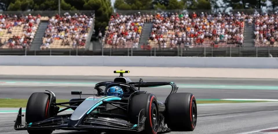 Voiture de Formule 1 sur circuit avec spectateurs