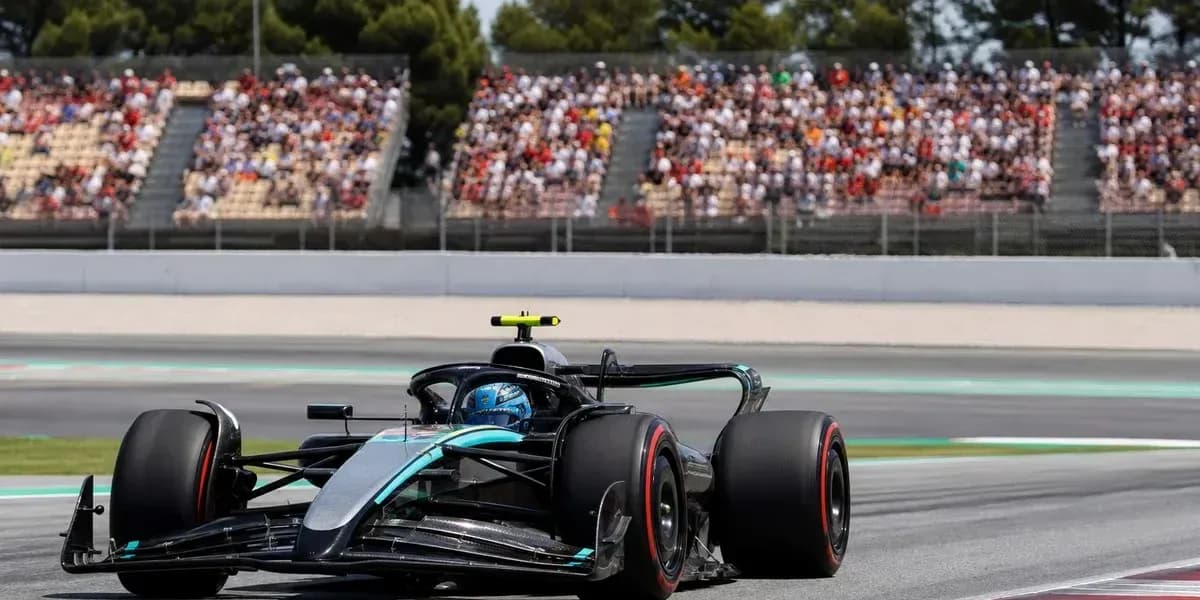 Voiture de Formule 1 sur circuit avec spectateurs
