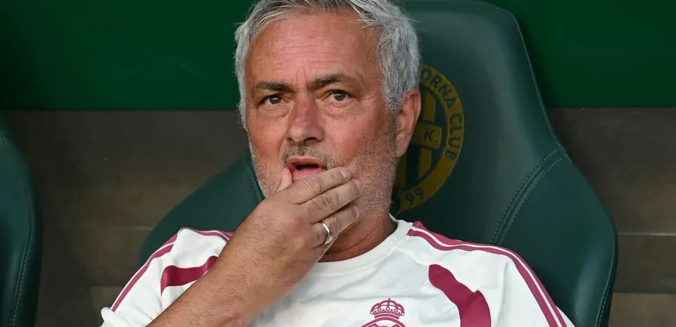 Entraîneur assis sur le banc, pensif pendant le match