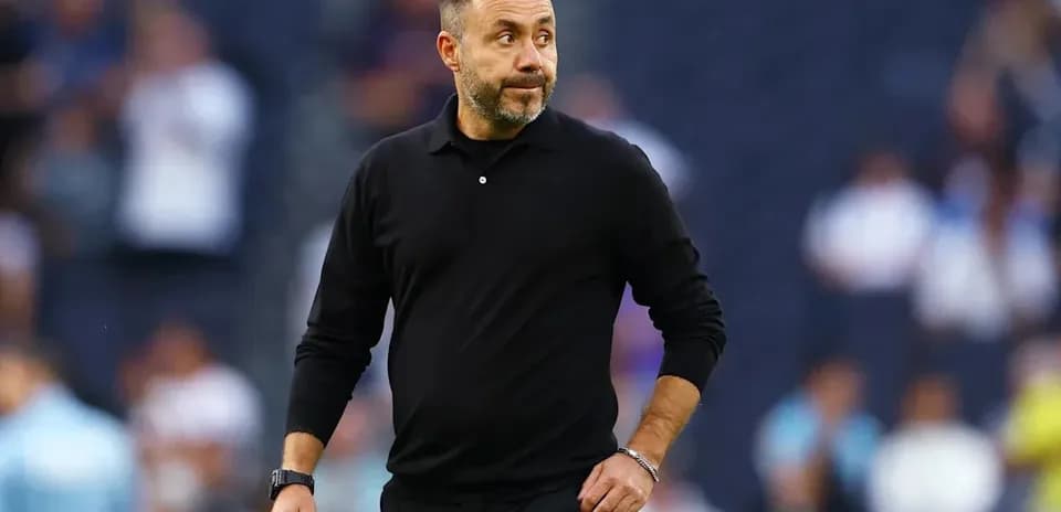 Entraîneur marchant sur le terrain pendant le match