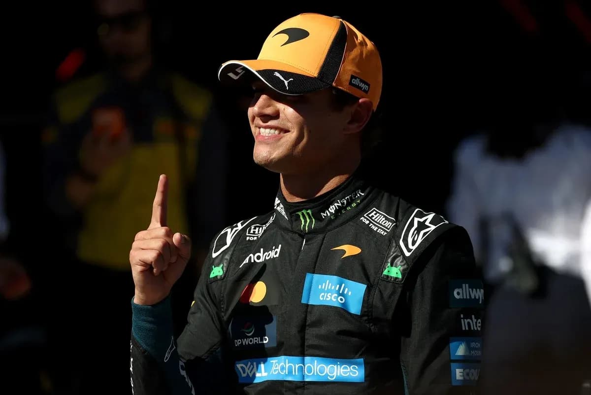 Pilote de F1 en combinaison McLaren faisant un geste Pilote de F1 en combinaison McLaren faisant un geste