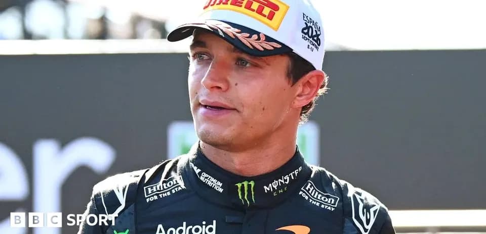 Pilote de Formule 1 en tenue McLaren au podium