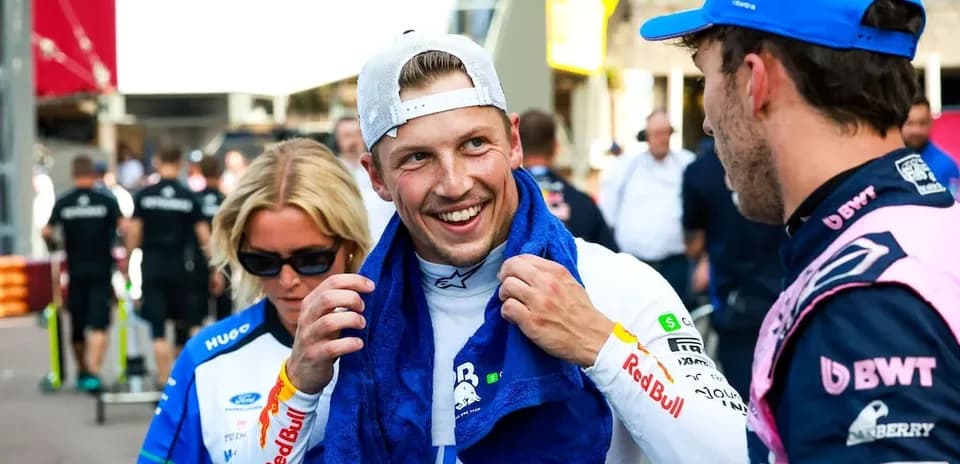 Pilotes discutant après une course de Formule 1