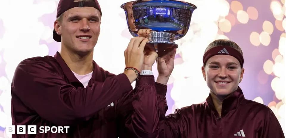 Joueurs tenant un trophée après leur victoire
