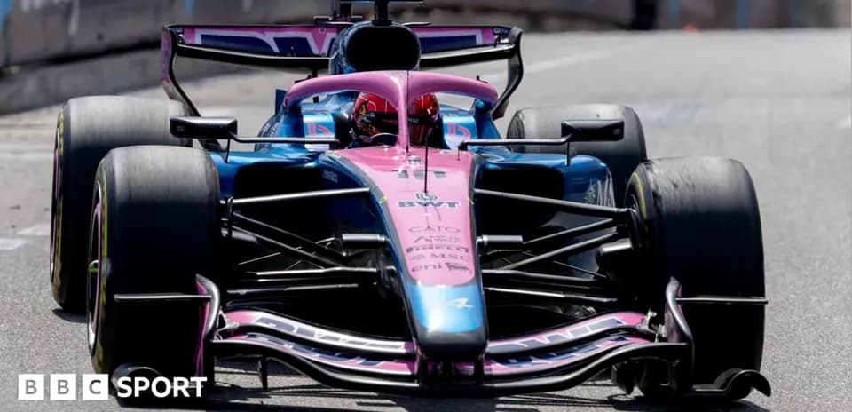 Voiture de Formule 1 sur circuit urbain