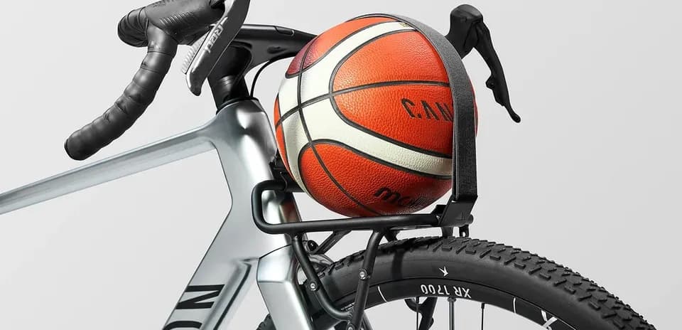 Un ballon de basket posé sur un vélo