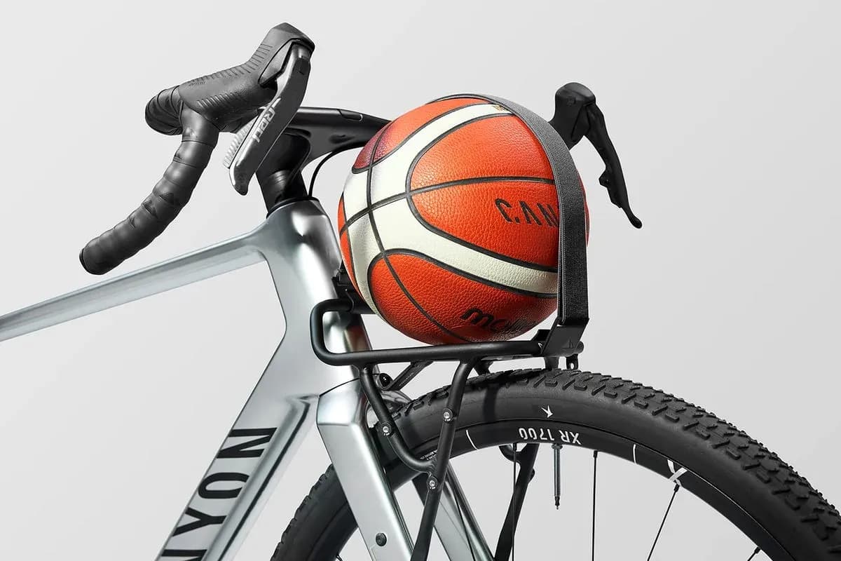 Un ballon de basket posé sur un vélo Un ballon de basket posé sur un vélo